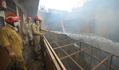 NEW DELHI: 14 Haziran 2024 - Chandni Chowk 'un eski Katra Marwadi Pazarı' nda 14 Haziran 2024 'te Yeni Delhi, Hindistan' da çıkan yangının ardından soğutma operasyonları sırasında görülen itfaiyeciler. 
