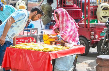 NEW DELHI INDIA, 14 Haziran 2024 - Delhi Hawkers and Dendors 14 Haziran 2024 'te Yeni Delhi, Hindistan' da Jama Mescidi 'nde sıcaklık yükselirken aşırı sıcak bir günde görüldü.  