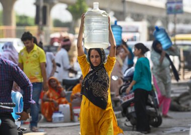 14 Haziran 2024 'te Yeni Ashok Nagar' da yaşanan su krizlerinin ortasında Delhi Jal Board tankerinden su dolduran 14 Haziran 2024 'te Yeni Delhi Hindistan' da. Fotoğraf: Raj K Raj / Hindustan Times 