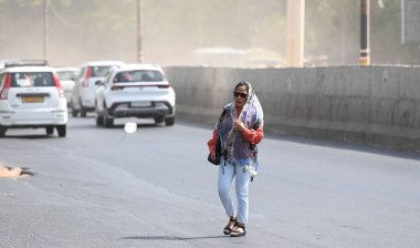 NEW DELHI INDIA HAZİRAN 14 HAZİRAN 2024 Sıcak bir yaz öğleden sonrasında Maynu ka tilla yolunda 14 Haziran 2024 tarihinde Yeni Delhi Hindistan 'da yürür. Fotoğraf: Raj K Raj / Hindustan Times 