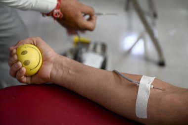 14 Haziran 2024 'te Noida Hindistan' da Bölge Hastanesi 39. Bölge Hastanesi 'nde Dünya Kan Bağışı Günü' nde kan bağışı yapan bir donör görüldü. Fotoğraf: Sunil Ghosh / Hindustan Times  