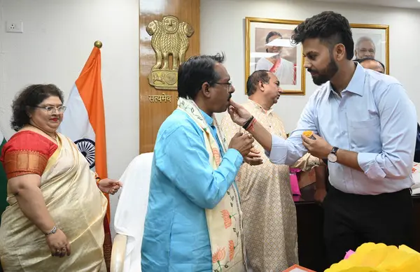 NEW DELHI INDIA 12 Haziran 2024 Haşin Malhotra eşi ve diğer aile üyeleri ile birlikte 12 Haziran 2024 tarihinde Yeni Delhi Hindistan 'da Ulaştırma Bakanlığı' nda MOS Road & Ulaştırma Bakanı olarak görev aldıklarını varsayıyorlar. Fotoğraf: Sonu Mehta / Hindistan T