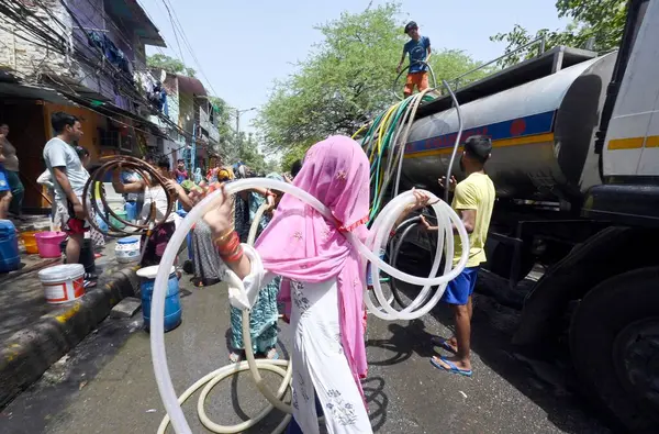 NEW DELHI INDIA HAZİRAN 12 HAZİRAN 2024 Vivekanand Kampı sakinleri 12 Haziran 2024 tarihinde Yeni Delhi Hindistan 'da Chanakyapuri' deki bir su tankerinden su dolduruyorlar. Fotoğraf: Sanjeev Verma / Hindustan Times  
