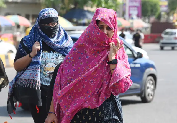 12 Haziran 2024 'te Delhi NCR' de sıcaklık yükselirken, sıcak bir yaz öğleden sonrasında 12 Haziran 2024 'te Noida Hindistan' da NOIDA INDIA 12 Haziran 2024 banliyö sakinleri sıcak hava dalgasına göğüs gerdi. Fotoğraf: Sunil Ghosh / Hindustan Times 