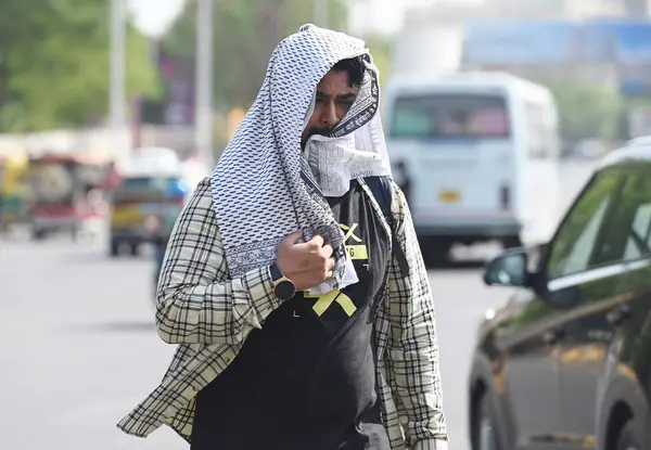 stock image NOIDA INDIA JUNE 12 2024   Commuters brave the heat Wave during a hot summer afternoon as the temperature rises in the Delhi NCR  on June 12 2024 in Noida India.  Photo by Sunil Ghosh/Hindustan Times 