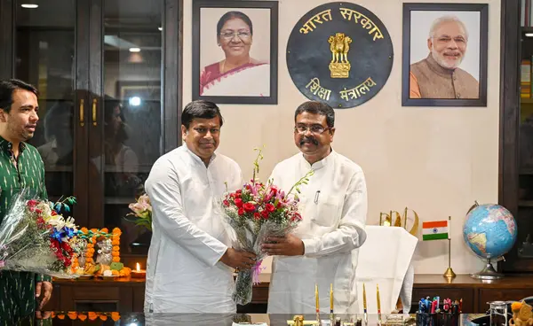 NEW DELHI INDIA 13 Haziran 2024 Dharmendra Pradhan, 13 Haziran 2024 tarihinde Yeni Delhi Hindistan 'da Shastri Bhawan' da MoS Jayant Chaudhary Sukanta Majumdar ile Eğitim Bakanı olarak görev aldı. Fotoğraf: Raj K Raj / Hindustan Times 