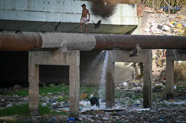 NEW DELHI INDIA 13 Haziran 2024 Delhi Jal Board 'un bir su boru hattı 13 Haziran 2024 tarihinde Yeni Delhi Hindistan' da Nizamuddin 'de yaşanan su krizleri sırasında patladı. Fotoğraf: Sanchit Khanna / Hindustan Times 