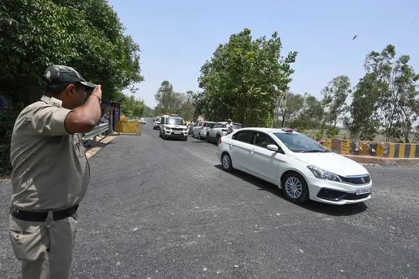 NEW DELHI INDIA 13 Haziran 2024 Delhi polis memurları 13 Haziran 2024 tarihinde Yeni Delhi Hindistan 'da Harevali' de Munak kanalı boyunca devriye geziyorlar. Kanal boyunca polis personelinin görevlendirilmesi, Çarşamba günü Yüksek Mahkeme 'nin aralarında doğrudan bir bağlantı kurması sonrasında gerçekleşti.