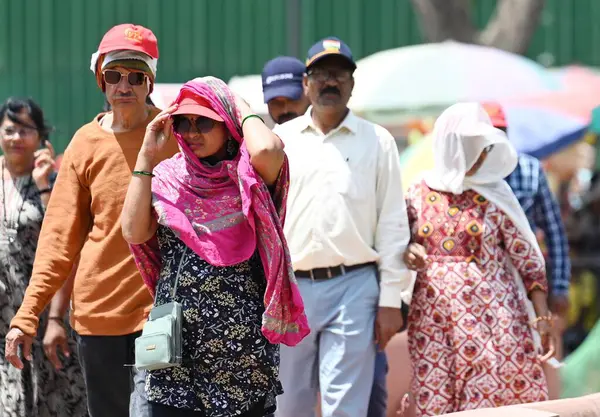 stock image NEW DELHI INDIA JUNE 13 2024   Visitors brave the heat wave on a hot summer afternoon at Kartavya Path on June 13 2024 in New Delhi India.  Photo by Vipin Kumar/Hindustan Times 