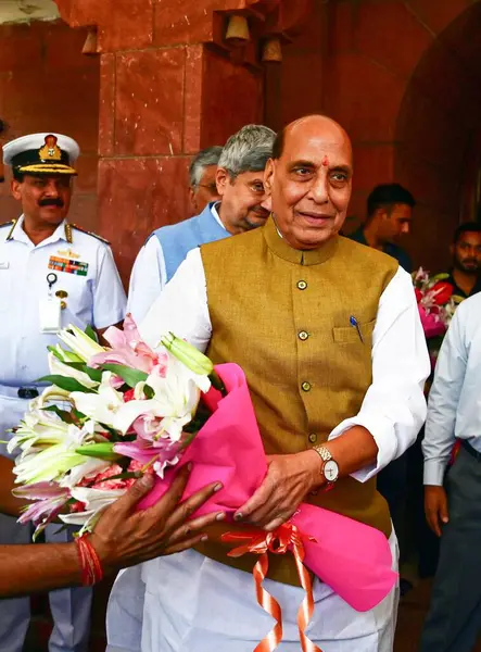 NEW DELHI INDIA 13 HAZİRAN 2024 Rajnath Singh, 13 Haziran 2024 tarihinde Yeni Delhi Hindistan 'da Güney Bloğu ofisinde Savunma Bakanı olarak görev almak için geldiğinde hoş geldin diyor. Fotoğraf: Vipin Kumar / Hindustan Times 