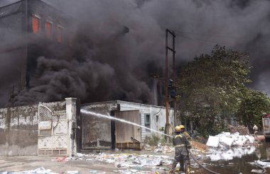 GHAZIABAD INDIA 15 Haziran 2024 'te Loni Tronica City Endüstriyel Bölgesi' nde 15 Haziran 2024 'te Ghaziabad Hindistan' da çıkan kimyasal fabrikalarda çıkan yangını söndüren havai fişekler. Fotoğraf: Sakib Ali / Hindustan Times 