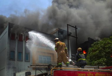 GHAZIABAD INDIA 15 Haziran 2024 'te Loni Tronica City Endüstriyel Bölgesi' nde 15 Haziran 2024 'te Ghaziabad Hindistan' da çıkan kimyasal fabrikalarda çıkan yangını söndüren havai fişekler. Fotoğraf: Sakib Ali / Hindustan Times 