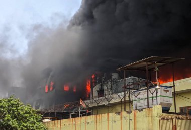 GHAZIABAD INDIA 15 Haziran 2024 'te Loni Tronica City Endüstriyel Bölgesi' nde 15 Haziran 2024 'te Ghaziabad Hindistan' da çıkan kimyasal fabrikalarda çıkan yangını söndüren havai fişekler. Fotoğraf: Sakib Ali / Hindustan Times 