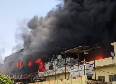 GHAZIABAD INDIA 15 Haziran 2024 'te Loni Tronica City Endüstriyel Bölgesi' nde 15 Haziran 2024 'te Ghaziabad Hindistan' da çıkan kimyasal fabrikalarda çıkan yangını söndüren havai fişekler. Fotoğraf: Sakib Ali / Hindustan Times 