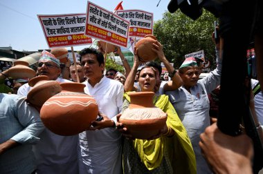 15 Haziran 2024 'te Yeni Delhi Hindistan' da Yusuf Sarai 'de su sıkıntısı nedeniyle Delhi hükümetini protesto eden Matka Phod sırasında 15 Haziran 2024 Delhi Kongre çalışanları. Fotoğraf: Salman Ali / Hindustan Times 