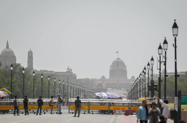 NEW DELHI INDIA HAZİRAN 15 HAZİRAN 2024 Hindistan kapısında sıcak bir günde 15 Haziran 2024 tarihinde Yeni Delhi Hindistan 'da görüldü. Fotoğraf: Sanchit Khanna / Hindustan Times 