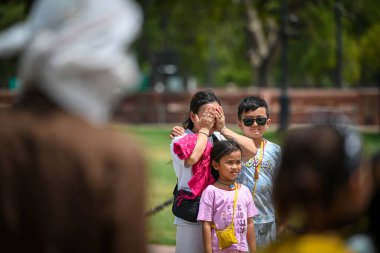 NEW DELHI INDIA HAZİRAN 15 HAZİRAN 2024 Hindistan kapısında sıcak bir günde 15 Haziran 2024 tarihinde Yeni Delhi Hindistan 'da görüldü. Fotoğraf: Sanchit Khanna / Hindustan Times 