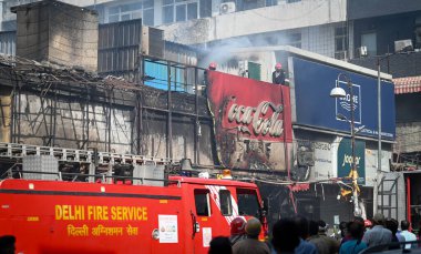 NEW DELHI INDIA 15 HAZİRAN 2024 Cumartesi günü erken saatlerde Güney Delhis Vasant Vihar 'daki bir pazar tesisinde büyük bir yangın çıktığını ve en az beş dükkanın boşaltıldığını belirten itfaiye, olay sırasında yaralanan olmadığını da sözlerine ekledi.