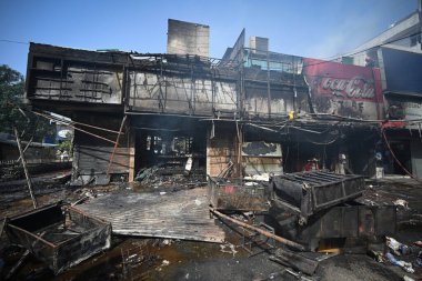 NEW DELHI INDIA 15 HAZİRAN 2024 Cumartesi günü erken saatlerde Güney Delhis Vasant Vihar 'daki bir pazar tesisinde büyük bir yangın çıktığını ve en az beş dükkanın boşaltıldığını belirten itfaiye, olay sırasında yaralanan olmadığını da sözlerine ekledi.