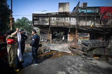 NEW DELHI INDIA 15 HAZİRAN 2024 Cumartesi günü erken saatlerde Güney Delhis Vasant Vihar 'daki bir pazar tesisinde büyük bir yangın çıktığını ve en az beş dükkanın boşaltıldığını belirten itfaiye, olay sırasında yaralanan olmadığını da sözlerine ekledi.