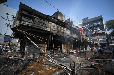 NEW DELHI INDIA 15 HAZİRAN 2024 Cumartesi günü erken saatlerde Güney Delhis Vasant Vihar 'daki bir pazar tesisinde büyük bir yangın çıktığını ve en az beş dükkanın boşaltıldığını belirten itfaiye, olay sırasında yaralanan olmadığını da sözlerine ekledi.