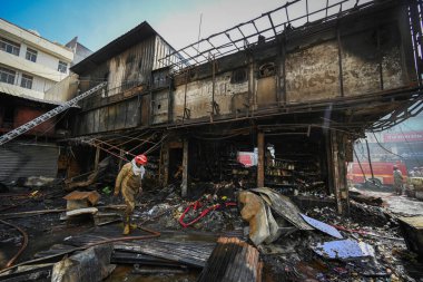 NEW DELHI INDIA 15 HAZİRAN 2024 Cumartesi günü erken saatlerde Güney Delhis Vasant Vihar 'daki bir pazar tesisinde büyük bir yangın çıktığını ve en az beş dükkanın boşaltıldığını belirten itfaiye, olay sırasında yaralanan olmadığını da sözlerine ekledi.
