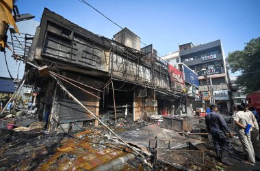 NEW DELHI INDIA 15 HAZİRAN 2024 Cumartesi günü erken saatlerde Güney Delhis Vasant Vihar 'daki bir pazar tesisinde büyük bir yangın çıktığını ve en az beş dükkanın boşaltıldığını belirten itfaiye, olay sırasında yaralanan olmadığını da sözlerine ekledi.