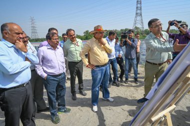 NEW DELHI INDIA 7 Mayıs 2023 Vinai Kumar Saxena Delhi Vali Yardımcısı, 7 Mayıs 2023 tarihinde Yamuna Çarşısı yakınlarındaki Yamuna Nehri 'ndeki yetkililer tarafından yenilenmekte olan Mini Adaları ziyareti sırasında Çin Adası' nı teftiş eder.