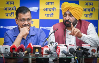 NEW DELHI INDIA MAYIS 13 Mayıs 2023 AAP Sözleşmesi ve Delhi Başbakanı Arvind Kejriwal, 13 Mayıs 2023 tarihinde Aam Aadmi Parti ofisinde yapılan seçim sonucu Jalandhar 'dan sonra Pencap Genel Sekreteri Bhagwant Singh Mann ile ortak bir basın toplantısı düzenlediler. 