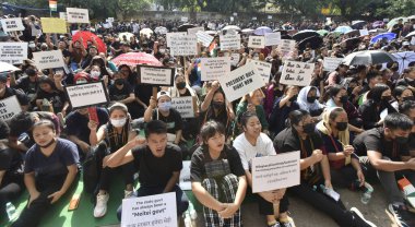 YENİ DELHI INDIA MAYIS 31 2023 Manipuri Kuki Zo kadınları, Meitei ve Kuki Zomi halkı arasında devam eden çatışmalarda 31 Mayıs 2023 tarihinde Yeni Delhi Hindistan 'da Jantar Mantar' da bir gösteri düzenledi.