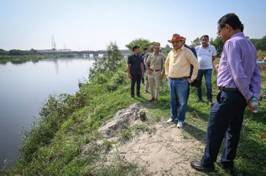 NEW DELHI INDIA 7 Mayıs 2023 Vinai Kumar Saxena Delhi Vali Yardımcısı, 7 Mayıs 2023 tarihinde Yamuna Çarşısı yakınlarındaki Yamuna Nehri 'ndeki yetkililer tarafından yenilenmekte olan Mini Adaları ziyareti sırasında Kiraz Adası' nı teftiş eder.