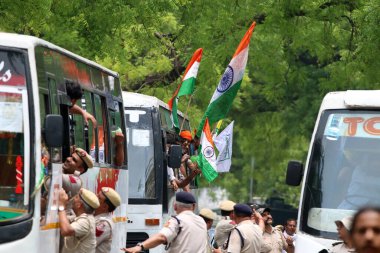 YENİ DELHI INDIA 28 Mayıs 2023 Güreşçiler sırasında Güreşçileri Destekleyenleri gözaltına alan Sakshi Malik Vinesh Bajrang Punia ve destekçileri Jantar Mantar 'dan Mahila Panchayat için Yeni Parlamento' ya yapılan protesto yürüyüşüne liderlik ettiler 