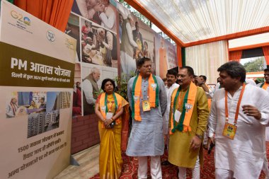 NEW DELHI INDIA 18 Mayıs 2023 BJP Ulusal Başkan Yardımcısı Jay Panda ve BJP Ulusal Sekreteri Alka gurjar Başkanı Virendra Sachdeva, Mayıs ayında BJP Genel Merkezi DDU Marg 'da düzenlenen Delhi BJP İcra Komitesi toplantısında sergileniyor