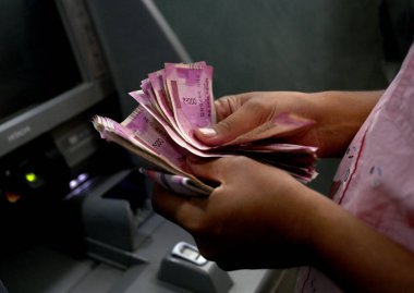 NOIDA INDIA 23 Mayıs 2023 Rs 2000 'i yatırmak için kuyruğa giren insanlar 23 Mayıs 2023 tarihinde Noida Hindistan' da 2. Sektör 'deki SBI Bank' a Salı gününden itibaren değiş tokuş veya mevduat süreci başlatılacak mı? RBI 'ın şu anki de akışına 2 bin para birimi kolaylaşacak.