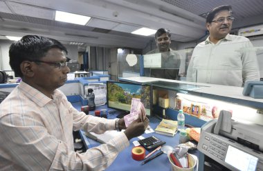 NEW DELHI INDIA 23 Mayıs 2023 Bir Banka personeli CP 2000 Notları sayma ve kontrol 23 Mayıs 2023 tarihinde Yeni Delhi Hindistan 'da Rezerv Bankası tirajdaki mevcut notlar ve tirajdaki 2000 Rupi geri çekildiğini duyurdu 