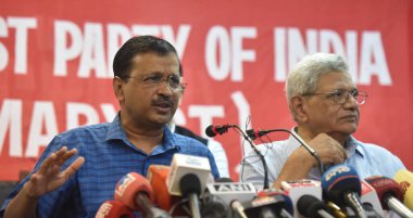 NEW DELHI INDIA MAYIS 30 Mayıs 2023 Delhi CM Arvind Kejriwal ile CPI M Genel Sekreteri Sitaram Yechury, 30 Mayıs 2023 tarihinde Yeni Delhi Hindistan 'daki CPI M genel merkezinde kararnameye karşı destek aramak için toplantının ardından basın mensuplarına seslendi. 