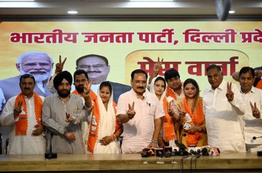 NEW DELHI, INDIA - 25 AUGust: Aam Aadmi Partisi (AAP) meclis üyeleri Ram Chandra, Pawan Sehrawat, Manju Nirmal, Sughandha Bidhuri ve Mamta Pawan Delhi BJP genel başkanı Virendra Sachdeva 'nın huzurunda Bharatiya Janata Partisi' ne katıldı
