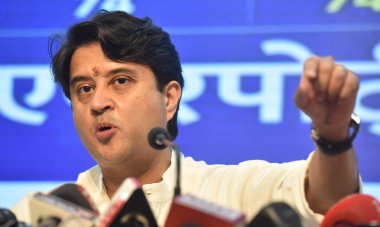 NEW DELHI INDIA 29 Mayıs 2023 Birlik Bakanı Jyotiraditya Madhavrao Scindia ve Delhi BJP Başkanı Virendra Sachdeva, merkezi hükümet hakkında 29 Mayıs 2023 tarihinde Yeni Delhi BJP ofisinde bir basın toplantısı düzenledi.
