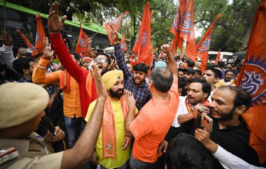 NEW DELHI INDIA MAYIS 12023 Vishwa Hindu Parishad ve Bajrang Dal üyeleri, 2 Mayıs 2023 tarihinde Yeni Delhi In 'de AICC genel merkezinin önünde Bajrang Dal hakkında yapılan sembolik protestolara karşı slogan attılar.