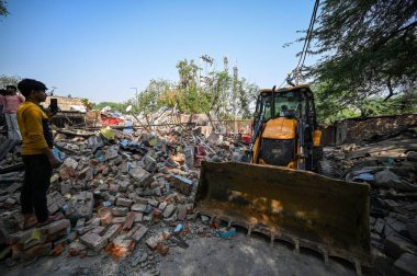 NEW DELHI INDIA MAYIS 13 Mayıs 2023 MCD yetkilileri bölge yönetimi ile birlikte 13 Mayıs 2023 tarihinde Sanchit Khanna Hindustan Times tarafından Yeni Delhi 'de Dhaula Kuan' daki yasadışı yapıları yıktı. 