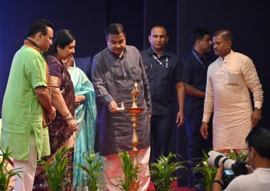 MUMBAI INDIA 9 Mayıs 2023 Birlik Bakanı Nitin Gadkari şarkıcı Anuradha Paudwal ile birlikte 9 Mayıs 2023 tarihinde Hindistan 'da Vijay Bate HT Fotoğrafı ile Mumbai' de Suryodaya Vakfı tarafından ücretsiz işitme cihazları dağıtımı sırasında çekilmiştir. 