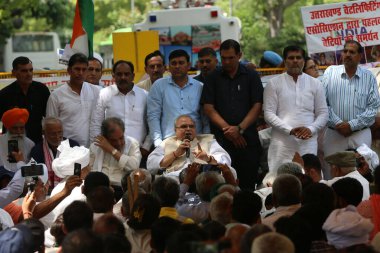 NEW DELHI INDIA 15 Mayıs 2023 Eski Vali Satyapal Malik ve Hintli güreşçiler Sakshi Malik Vinesh Phogat 15 Mayıs 2023 tarihinde Jantar Mantar 'da WFI şefi Brij Bhushan Singh' e karşı devam eden protesto sırasında Salman A