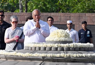 NEW DELHI INDIA 21 Mayıs 2023 Kongre Başkanı Mallikarjun Kharge ve eski başkan Sonia Gandhi, 21 Mayıs 2023 tarihinde Yeni Delhi Hindistan 'da düzenlenen Veer Bhumi anma töreninde eski başbakan Rajiv Gandhi' ye saygılarını sundular.