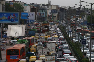 NEW DELHI INDIA 24 Mayıs 2023 Moolchand alt geçidinde bir kamyon kazası South Extension 'da trafik sıkışıklığına neden oldu kamyon 24 Mayıs 2023' te Yeni Delhi Hindistan 'da Salman Ali Hindustan Times tarafından çekilmiştir. 