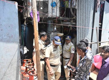 MUMBAI INDIA 15 Mayıs 2023 'te, 2' si reşit olmayan altı kişi, 15 Mayıs 2023 'te Hindistan' da, Koliwada Khar West 'teki bir iskan binasının odalarından birinde meydana gelen gaz sızıntısı sonucu ciddi yanmalara maruz kaldı. 