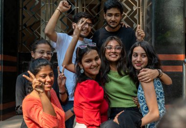 MUMBAI INDIA 25 Mayıs 2023 Ruia Koleji 'nden Krisha Jain, HSC 12. Sınav sonuçlarının Mumbai Hindistan' da 25 Mayıs 2023 'te Dadar' da açıklanmasının ardından bilim akışında% 91 puan alarak kutlamalar yaptı.