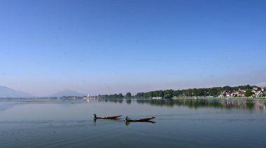 SRINAGAR INDIA MAY 10 2023 Boatmen row their boats on the waters of Dal Lake on a sunny day on May 10 2023 in Srinagar India Photo By Waseem Andrabi Hindustan Times  clipart