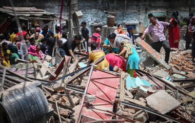 22 Mayıs 2023 'te YENİ DELHI INDIA, bölge yönetimi ile birlikte yıkılan yapılardan değerli eşyalarını çıkarırken, 22 Mayıs' ta Vishwas Nagar yakınlarındaki Kasturba Nagar 'da yasadışı binaların yıkım işlemini gerçekleştirdi.