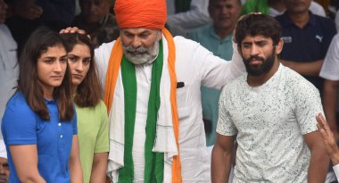 YENİ DELHI INDIA MAYIS 2 2023 Bharatiya Kisan Union BKU lideri Rakesh Tikait güreşçiler Bajrang Punia Vinesh Phogat Sangita Phogat ve diğerleri Hindistan Güreş Federasyonu başkanı Brij Bhushan Saran 'a karşı Jantar' da düzenlenen protesto gösterisinde 