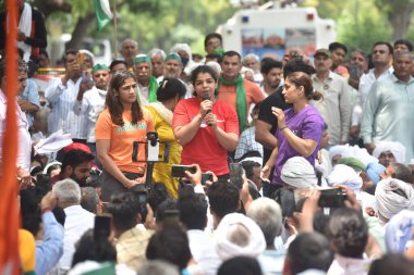 NEW DELHI INDIA MAYIS 7 2023 Güreşçiler Vinesh Phogat ve Sakshi Malik Sangeeta Phogat, Hindistan Güreş Federasyonu başkanı Brij Bhushan Sharan 'a karşı 7 Mayıs 2023 tarihinde New Delh' te düzenlenen protesto sırasında çiftçilere ve destekçilere seslendi